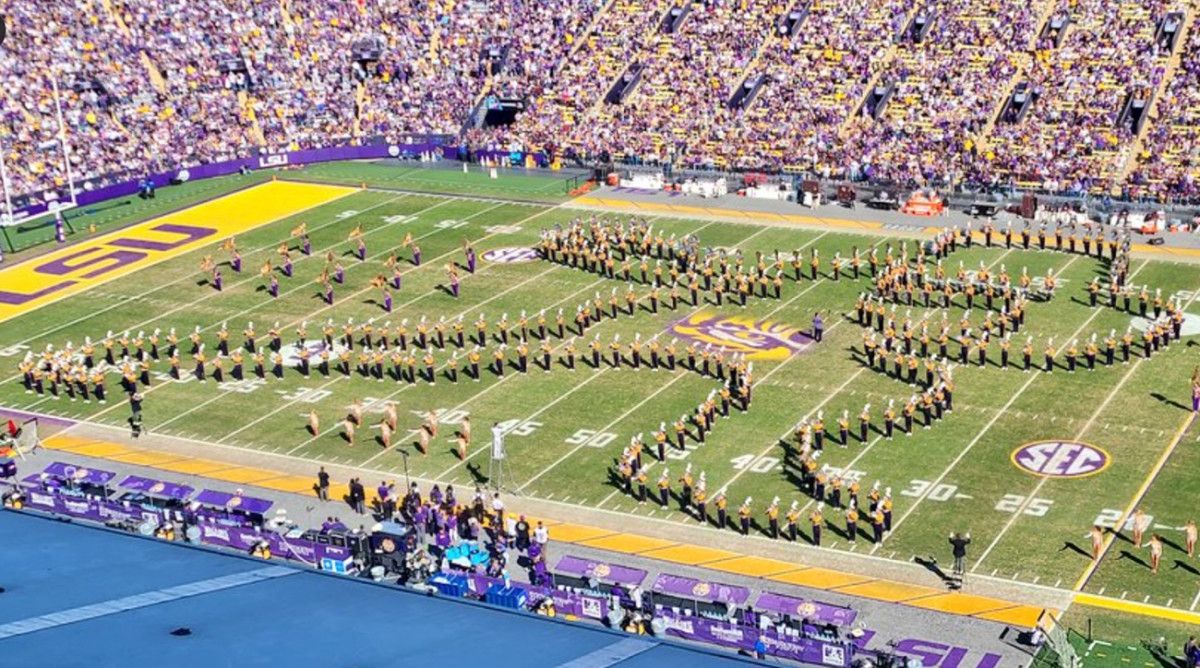 LSU Band Strikes Heisman Trophy Pose For QB Jayden