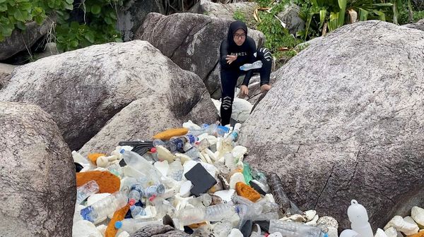 Malaysia's battle against plastic waste spans beaches and city shops