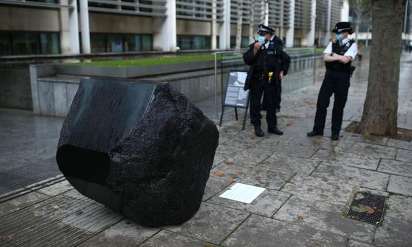 Greenpeace drops 1.5-ton rock outside Defra HQ in fishing protest