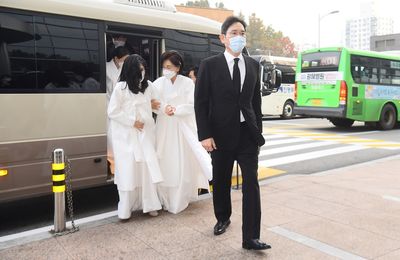 Funeral held for Samsung chairman Lee Kun-hee, heir faces legal battles