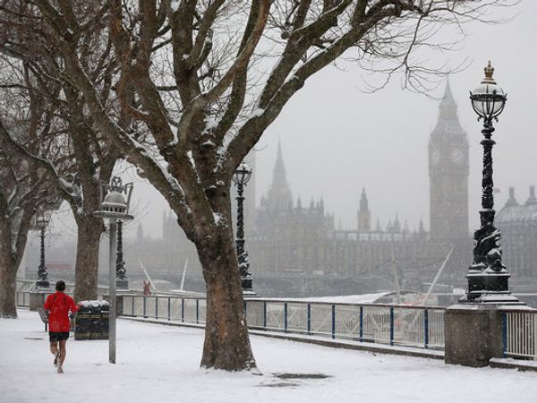 UK weather: Snow blankets Britain as cold weather brings ice warnings on roads