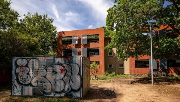 Blood, syringes, 'snitches get stitches': Public housing residents fear for their lives