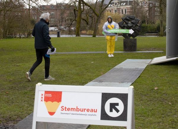 Dutch PM's poll lead shrinks as election enters 2nd day