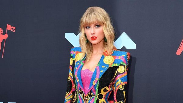 Critics praise Taylor Swift’s ‘beyond-meticulous’ re-recording of album Fearless