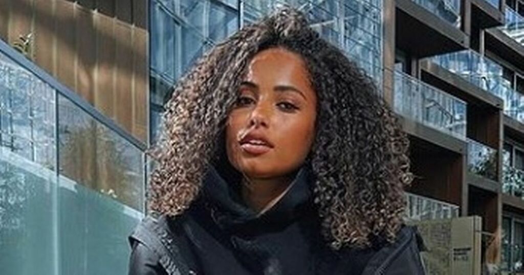 Amber Gill Shows Off Natural Look After Straightening 7563