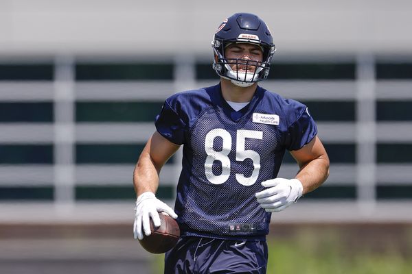 Bears hope for breakout season for tight end Cole Kmet - CBS Chicago