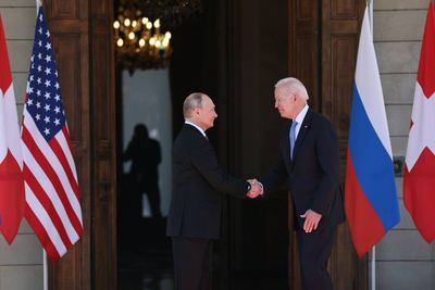 Two men shook hands, and CNN went wild