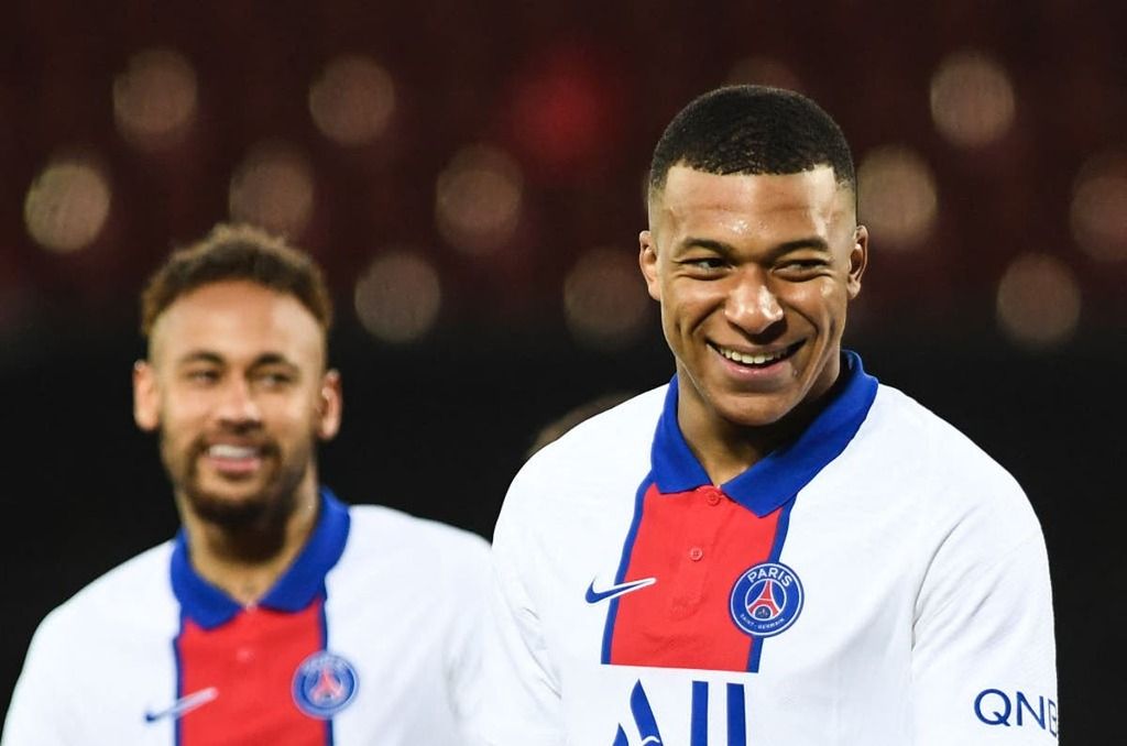 Mbappe is the star of the presentation of PSG's new shirt