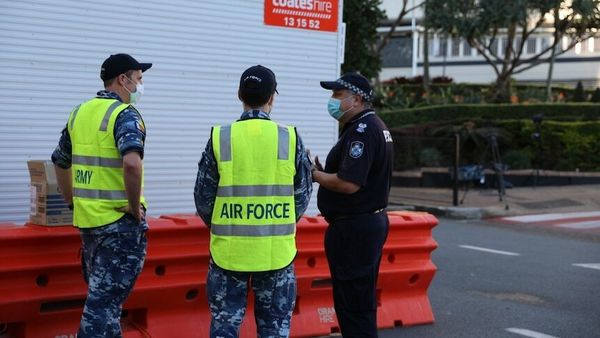 Military personnel bolster Queensland-NSW COVID-19 border patrols amid crackdown on 'border hoppers'