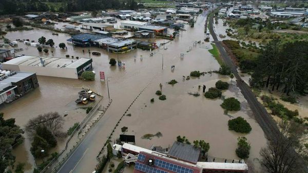 Wild weather: 50 homes evacuated in west Auckland, houses flooded, cars underwater, roads cut off