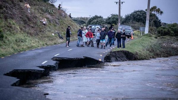 West Auckland flooding: 400 homes without power, homes damaged and roads closed
