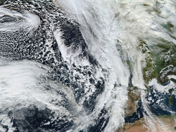Storm Frank: Freak weather pushes North Pole above freezing