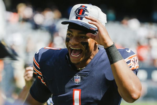 Chicago Bears game today: Ready or not, QB Justin Fields started against  Cleveland Browns - ABC7 Chicago