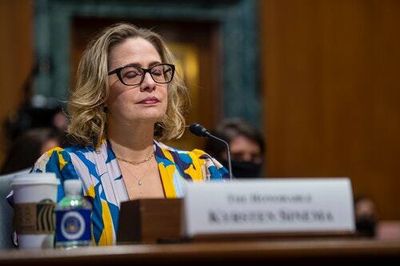 Kyrsten Sinema loses 5 veteran advisers, who call her an "obstacle to progress"