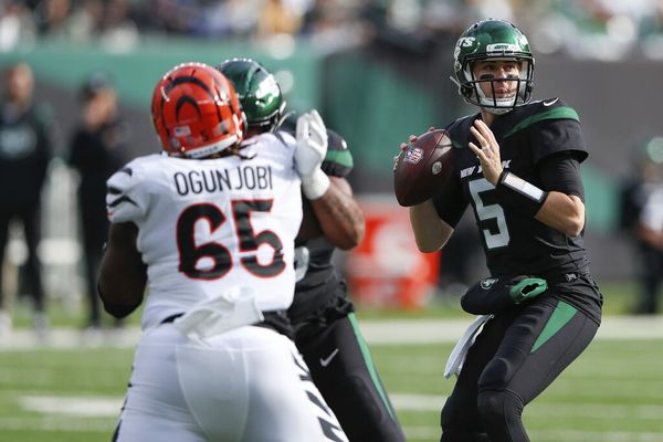 White takes charge, powers Jets to upset of Bengals