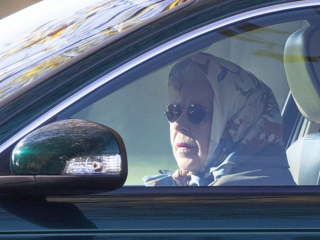 Queen drives herself around Windsor estate as she’s…