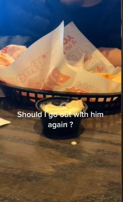 Man ‘buys food for just himself’ when his date forgot her money and TikTok is divided