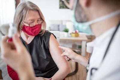 Anti-vaxxers who were forced to get shots are taking ‘borax’ baths in futile attempt to undo it