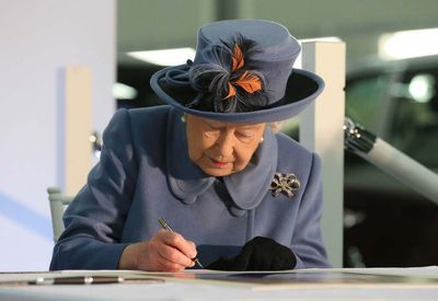 Fancy working at Buckingham Palace? Job ad seeks writing whizz to respond to the Queen’s mail