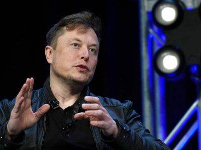 Elon Musk says he’s ‘thinking of’ quitting jobs to become an influencer