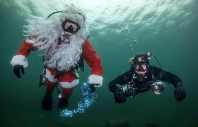 Diving centre submerges a Christmas tree playing festive tunes 19ft underwater