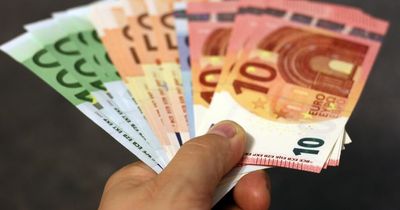 Warning over foreign exchange charges as people rush to book holidays