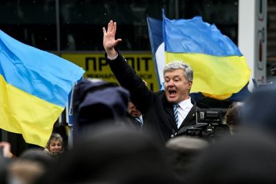 Facing arrest, ex-leader returns to 'defend Ukraine' from Russia