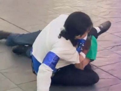 Michael Jackson impersonator gets involved in street fight and uses MMA holds to win