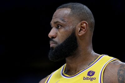 LeBron James apologizes to Lakers fans on Twitter