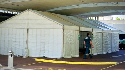 COVID-19 triage marquees to be set up at major WA hospitals to cope with surge in cases