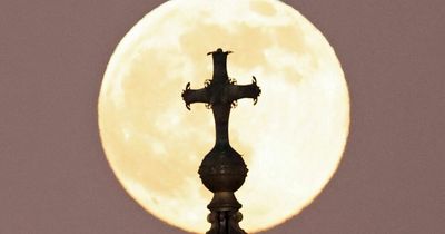 'Wolf Moon' lights up night sky in incredible display as first full moon of 2022