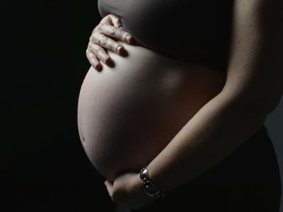 Hopeful Vic parents call for IVF to resume