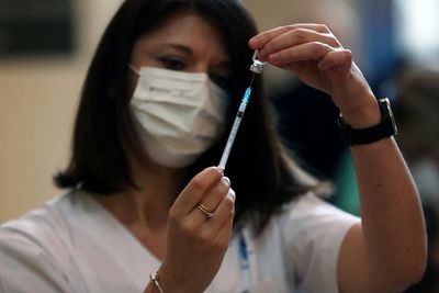 Israel sticks with 4th vaccine shot, sees Omicron wave waning next week