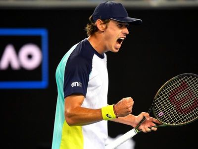 Alex de Minaur advances at Australian Open