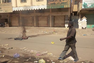 Sudanese barricade streets, close shops after 7 killed