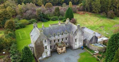 Volunteers restore wall at historic Bannockburn House