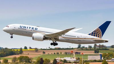 Airline Stocks: United Airlines, American Airlines Earnings Beat, But Omicron Hits Near-Term Demand