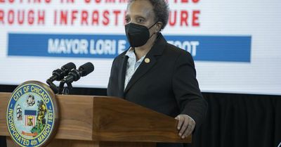 Lightfoot back in action — with a mask — one week after COVID-19 diagnosis