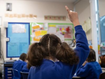 Schools in England ‘must reform how children are taught to read’