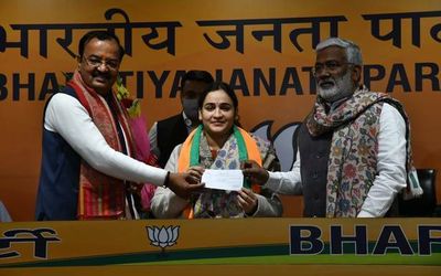 U.P. Assembly polls | Mulayam’s daughter-in-law Aparna joins the BJP