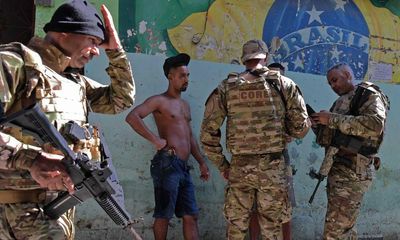 Heavily armed police launch bid to reclaim control of Rio de Janeiro favela