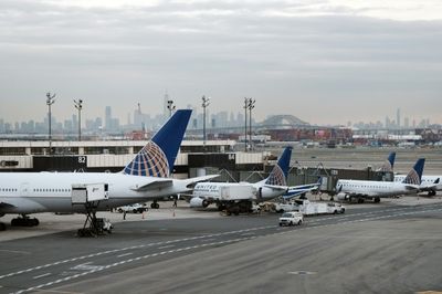 United Airlines reports Q4 loss on latest Covid-19 drag