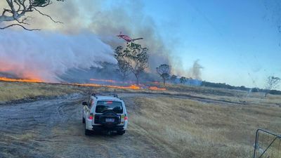 Firefighters to work along forest fire's perimeter near Lucindale as temperatures soar