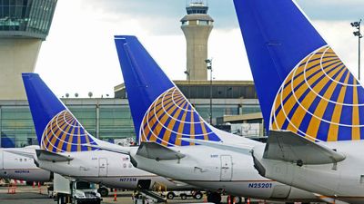 United Airlines Delays Adding Flights as Omicron Crimps Travel