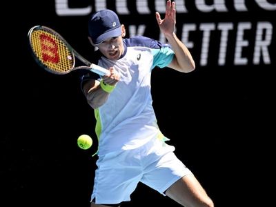 De Minaur romps into Open third round