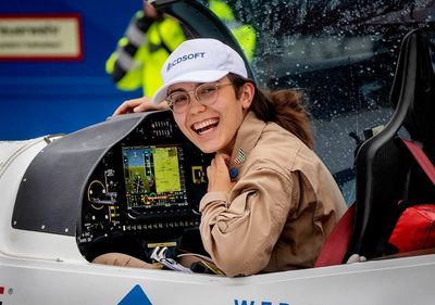 19-year-old woman sets record for solo global flight