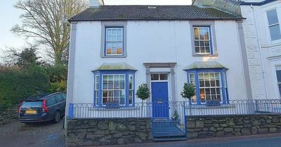 Beautiful Victorian house within walking distance to the sea with cute cottage in the garden