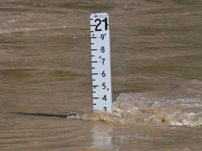 Search for girl lost in Qld flood cut back