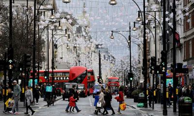 Retailers brace for difficult 2022 after sharp monthly fall in UK spending