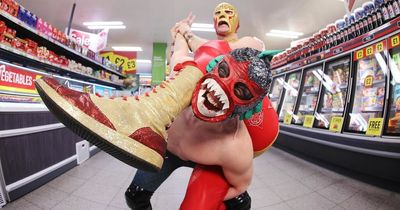 Mexican wrestlers fight in local branch of Iceland